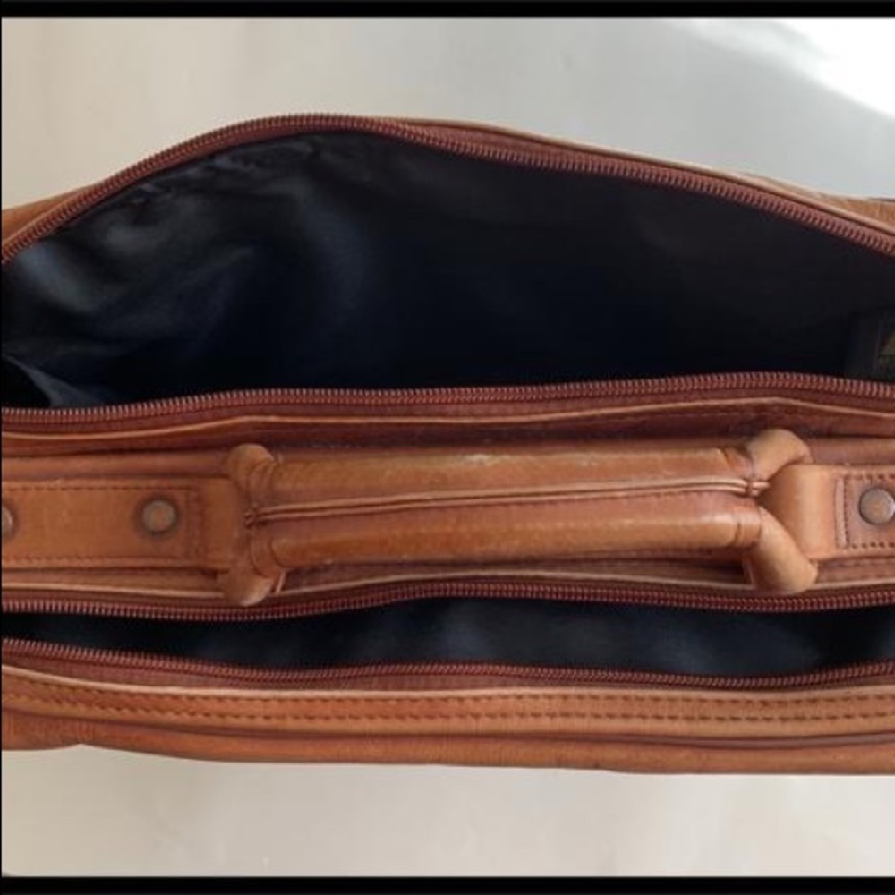 Avenues in leather Messenger Bag - Picture 7 of 10